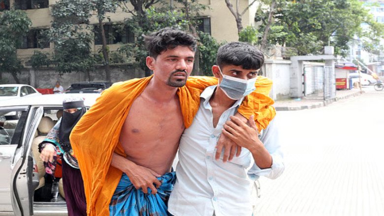 শ্বাস নিতে কষ্ট হচ্ছে বলতে বলতে বেঞ্চে শুয়ে পড়লেন বরকত