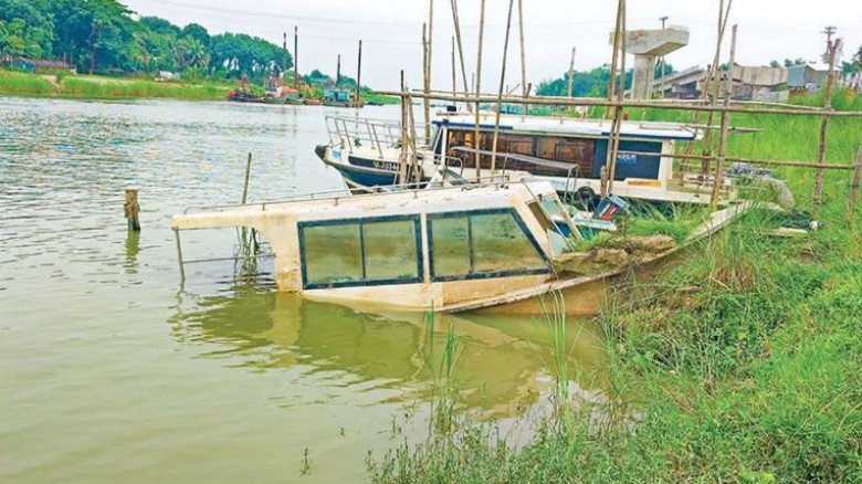 স্বাস্থ্য মন্ত্রনালয়ের দেয়া নৌ অ্যাম্বুলেন্সের খোঁজ নেই, স্ব