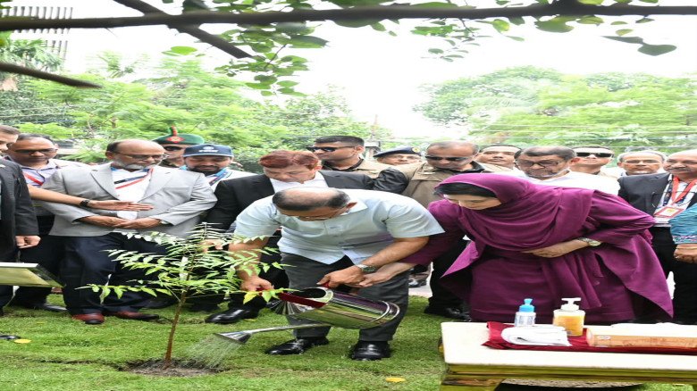 ঢাকা মেডিকেল দিবসে বৃক্ষরোপণ কর্মসূচি উদ্বোধন করেন প্রধানমন্