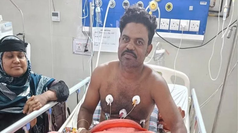 কুষ্টিয়ায় সাপের কামড় খেয়ে হাসপাতালে ওঝা,  নিচ্ছেন চিকিৎসা