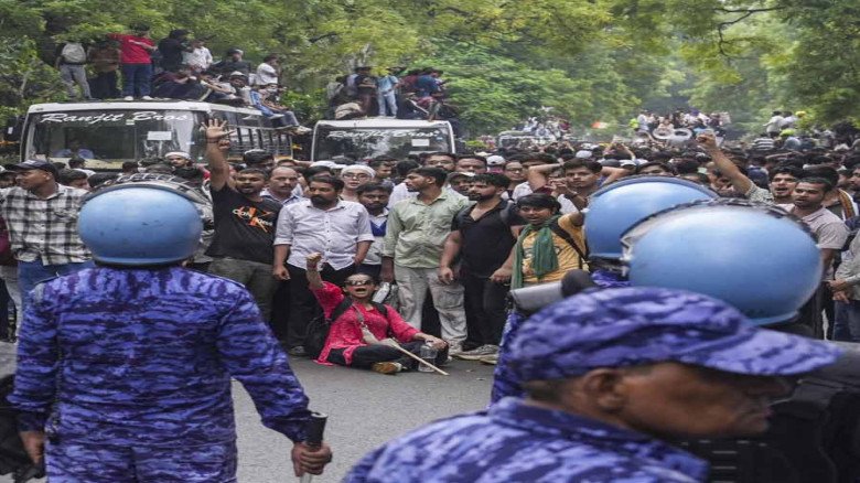 ভারতের মেডিকেল ভর্তি পরীক্ষায় প্রশ্নপত্র ফাঁসে শিক্ষার্থীদের