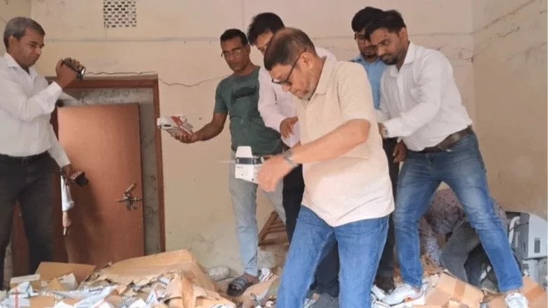 স্বাস্থ্য কমপ্লেক্সের বাথরুমে ওষুধ পড়া, স্বাস্থ্যমন্ত্রীর ক্